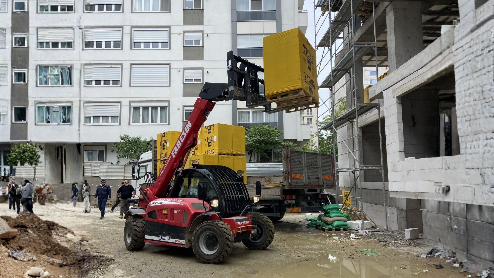 Tahsincan operatörü Manitou teleskopik yükleyici ile sahada çalışırken